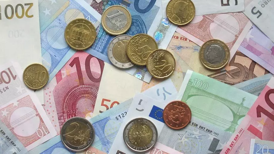 1280px euro coins and banknotes cropped